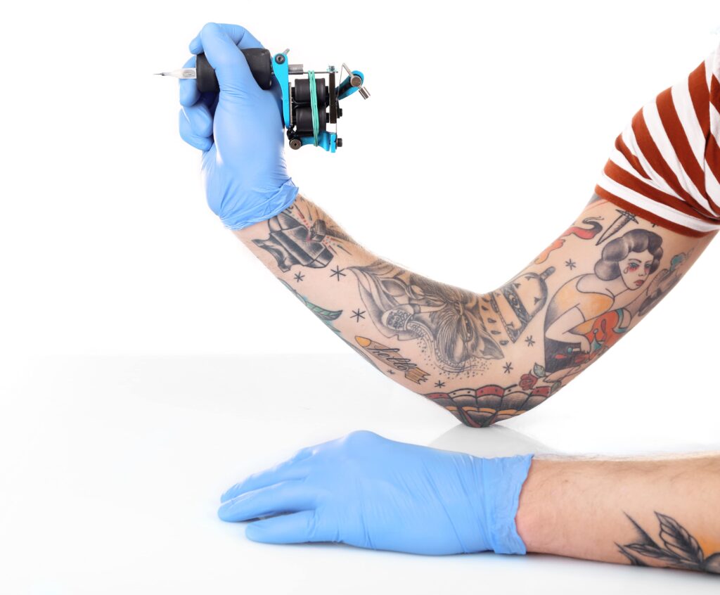 um tatuador certificado com um curso profissional de tatuagem